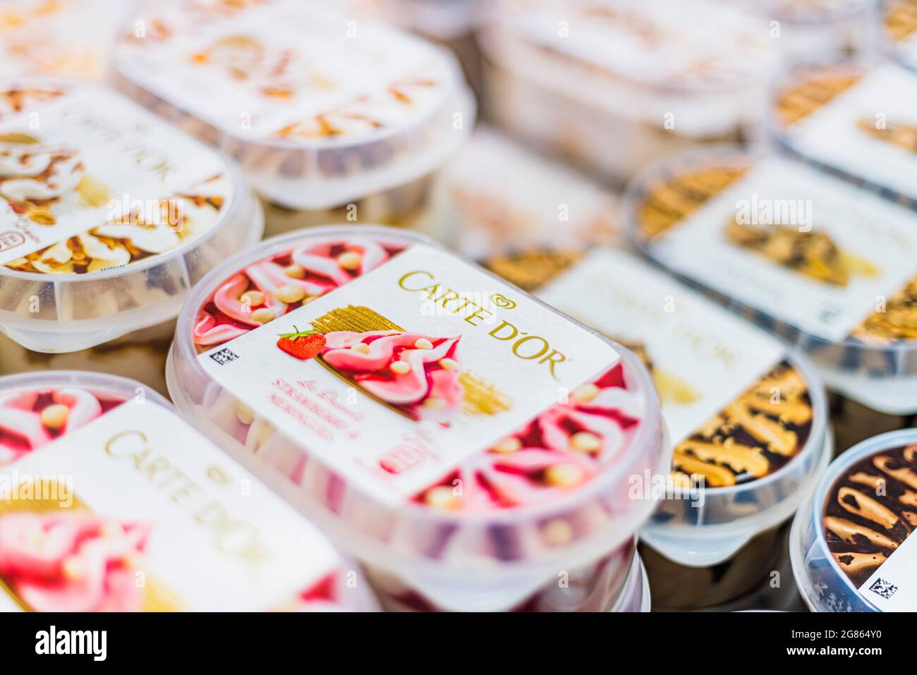 POZNAN, POL - Apr 28, 2021: Gelati Algida messi in vendita in frigorifero commerciale Foto Stock