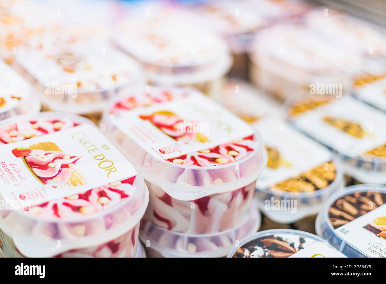 POZNAN, POL - Apr 28, 2021: Gelati Algida messi in vendita in frigorifero commerciale Foto Stock