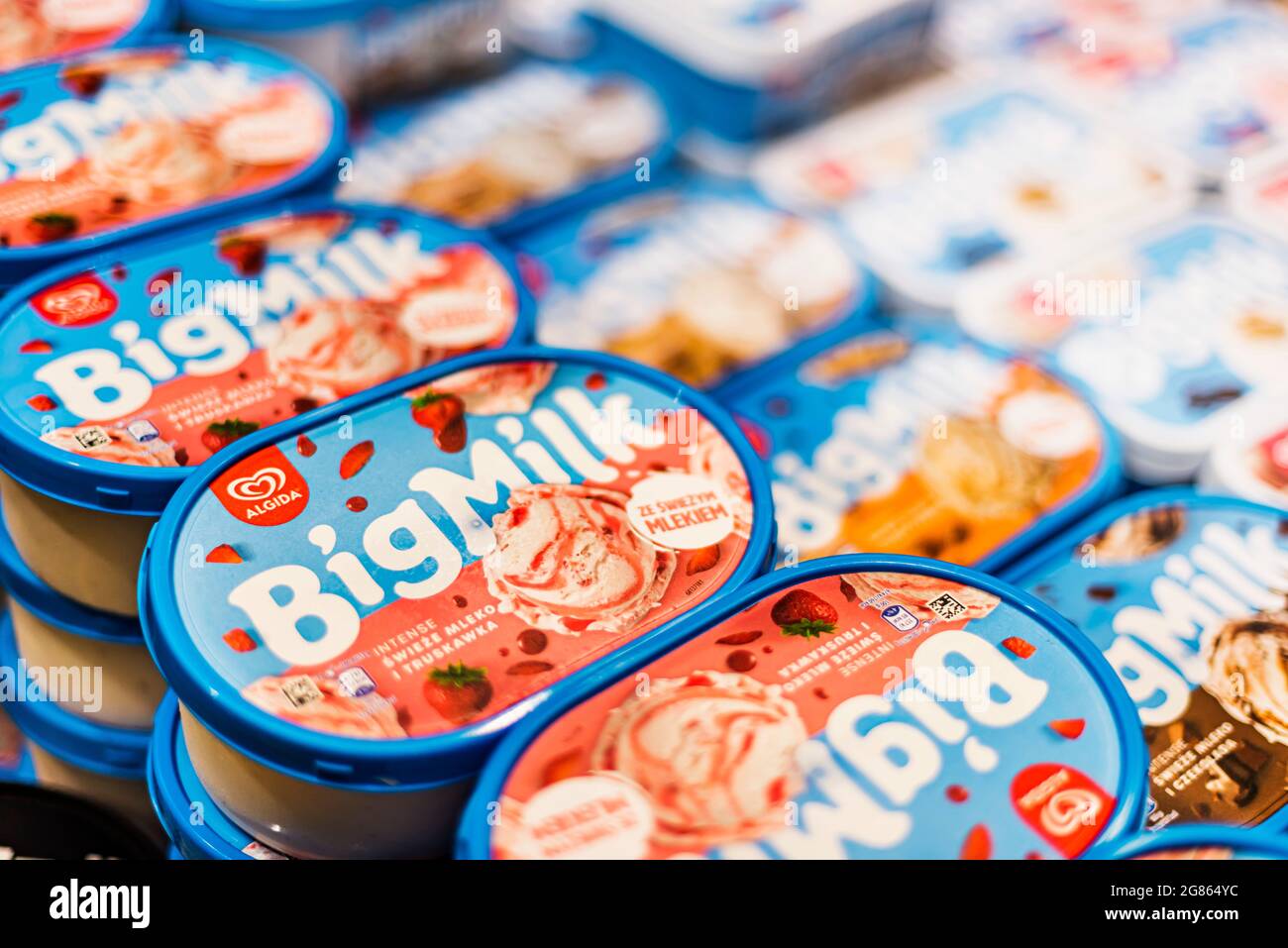 POZNAN, POL - Apr 28, 2021: Gelati Algida messi in vendita in frigorifero commerciale Foto Stock