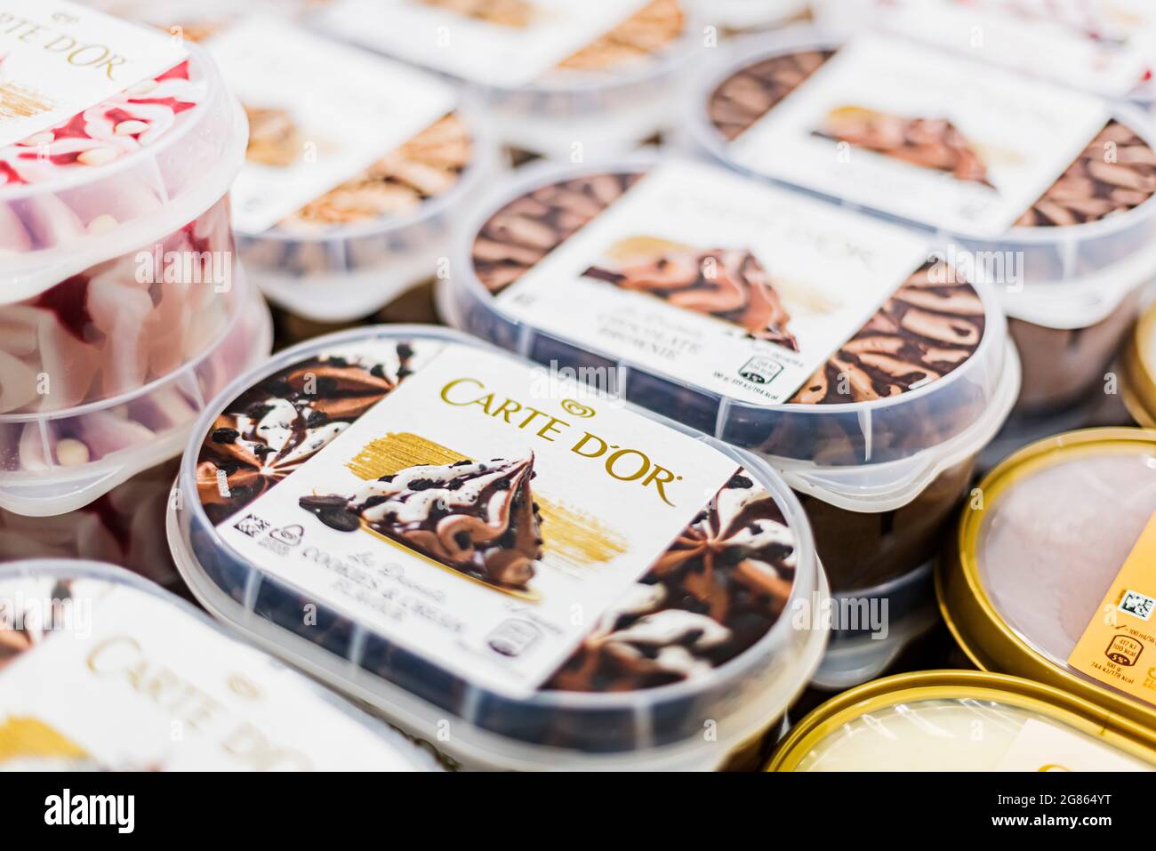 POZNAN, POL - Apr 28, 2021: Gelati Algida messi in vendita in frigorifero commerciale Foto Stock