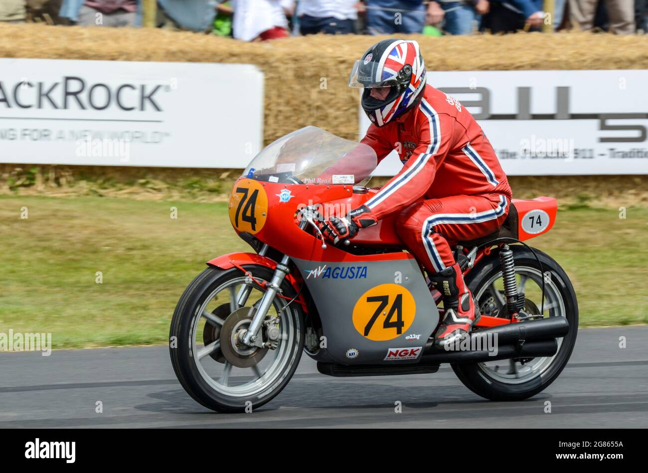 MV Agusta 500 Gran Premio motocicletta da corsa di Phil Leggi correre in salita al Goodwood Festival of Speed 2013 Foto Stock