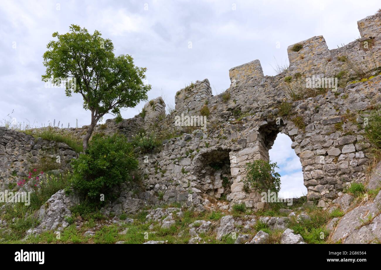 Particolare dei ruderi dell'antico castello medievale di Duino, sulla costa rocciosa adriatica nei pressi di Trieste Foto Stock