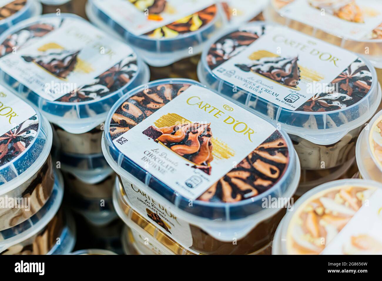 POZNAN, POL - Apr 28, 2021: Gelati Algida messi in vendita in frigorifero commerciale Foto Stock