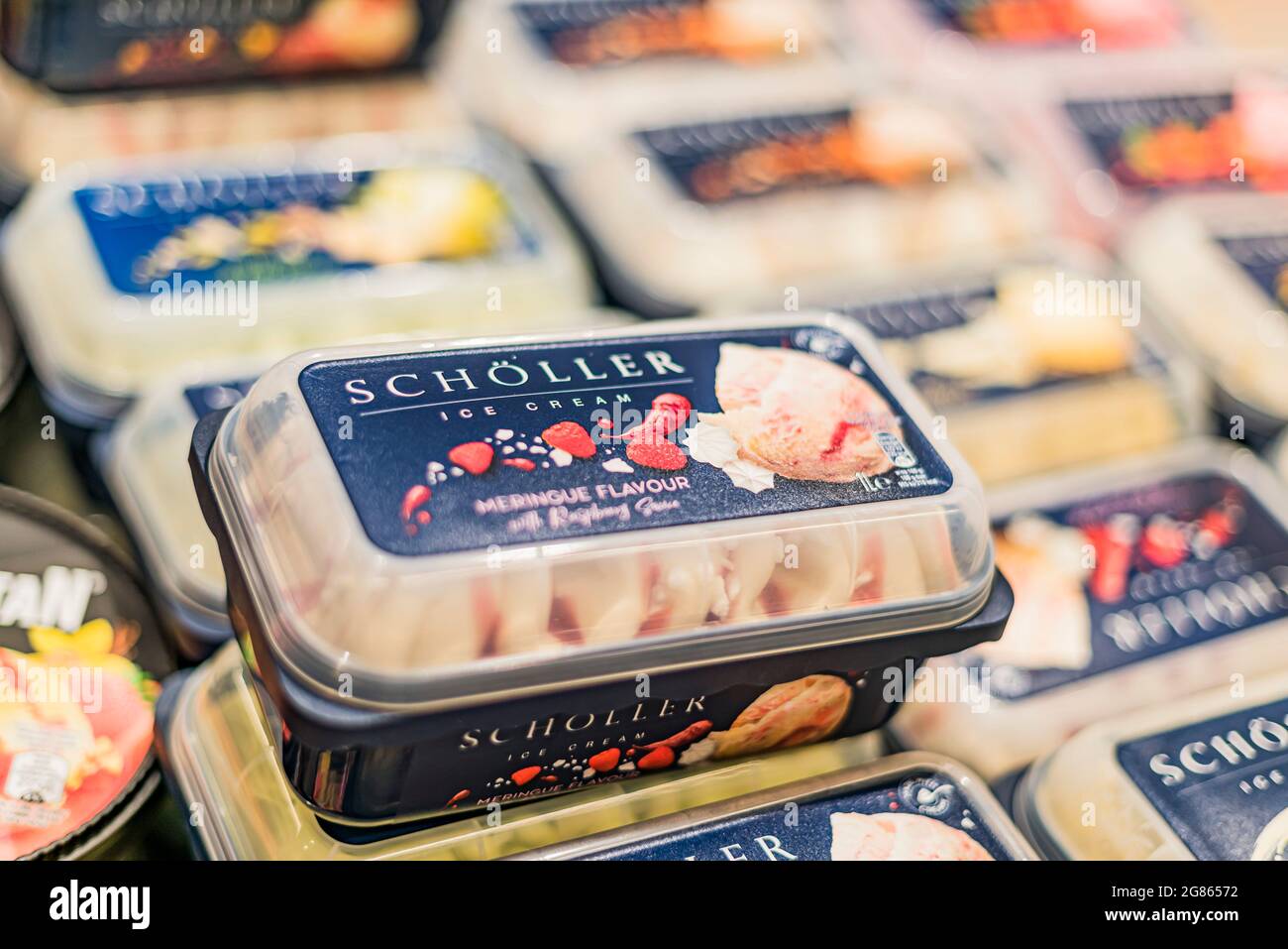 POZNAN, POL - Apr 28, 2021: Gelati Schoeller messi in vendita in frigorifero commerciale Foto Stock