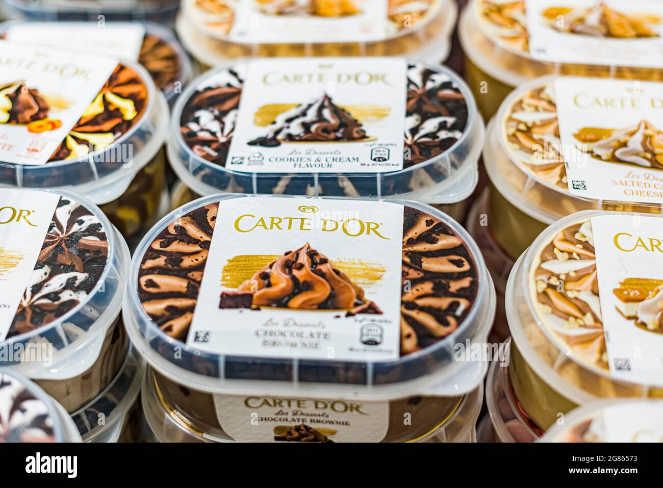 POZNAN, POL - Apr 28, 2021: Gelati Algida messi in vendita in frigorifero commerciale Foto Stock