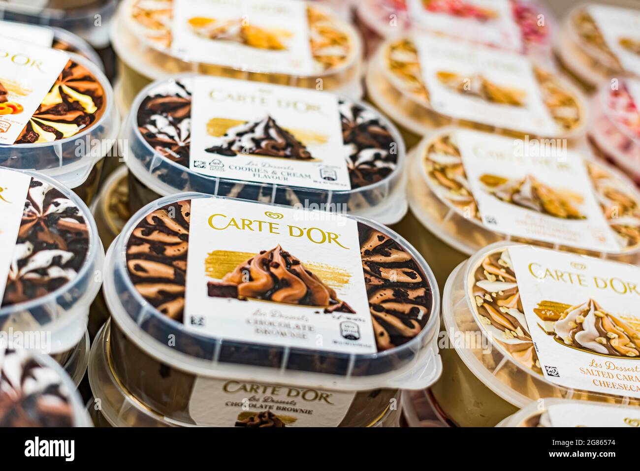 POZNAN, POL - Apr 28, 2021: Gelati Algida messi in vendita in frigorifero commerciale Foto Stock