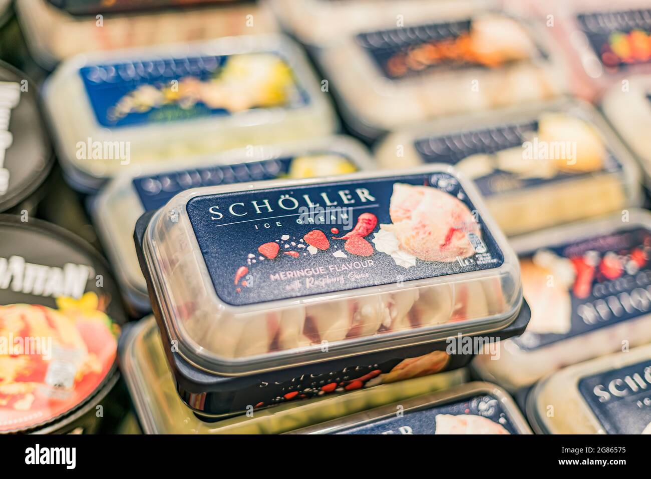 POZNAN, POL - Apr 28, 2021: Gelati Schoeller messi in vendita in frigorifero commerciale Foto Stock