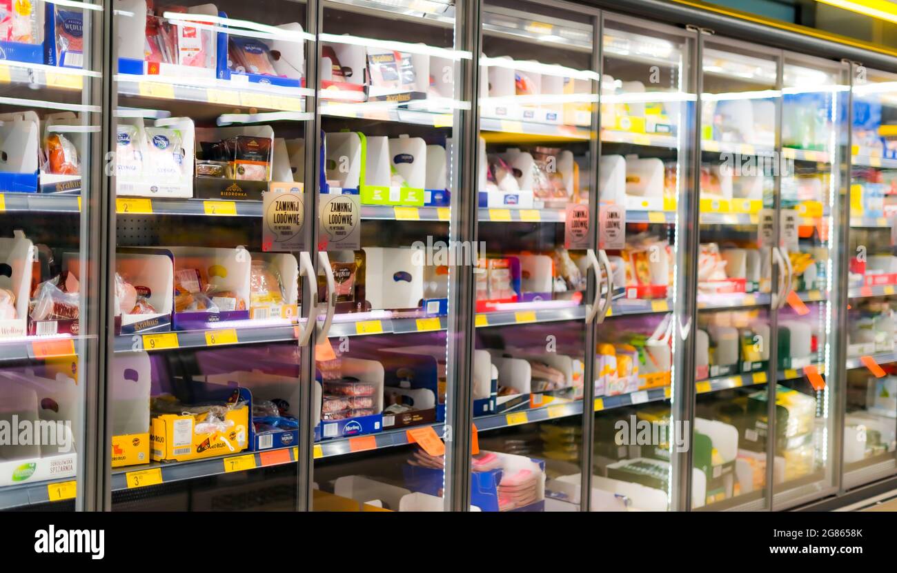 POZNAN, POL - Apr 13, 2021: Prodotti alimentari messi in vendita in frigorifero commerciale Foto Stock