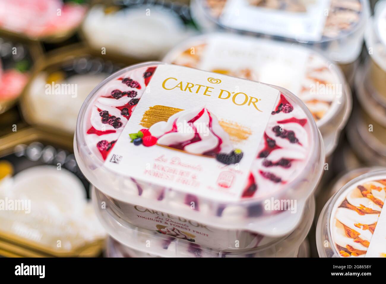 POZNAN, POL - Apr 28, 2021: Gelati Algida messi in vendita in frigorifero commerciale Foto Stock