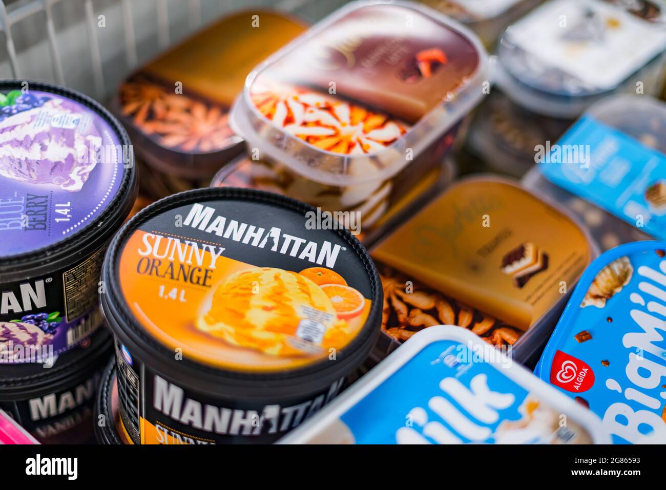 POZNAN, POL - Apr 28, 2021: Gelati messi in vendita in frigorifero commerciale Foto Stock
