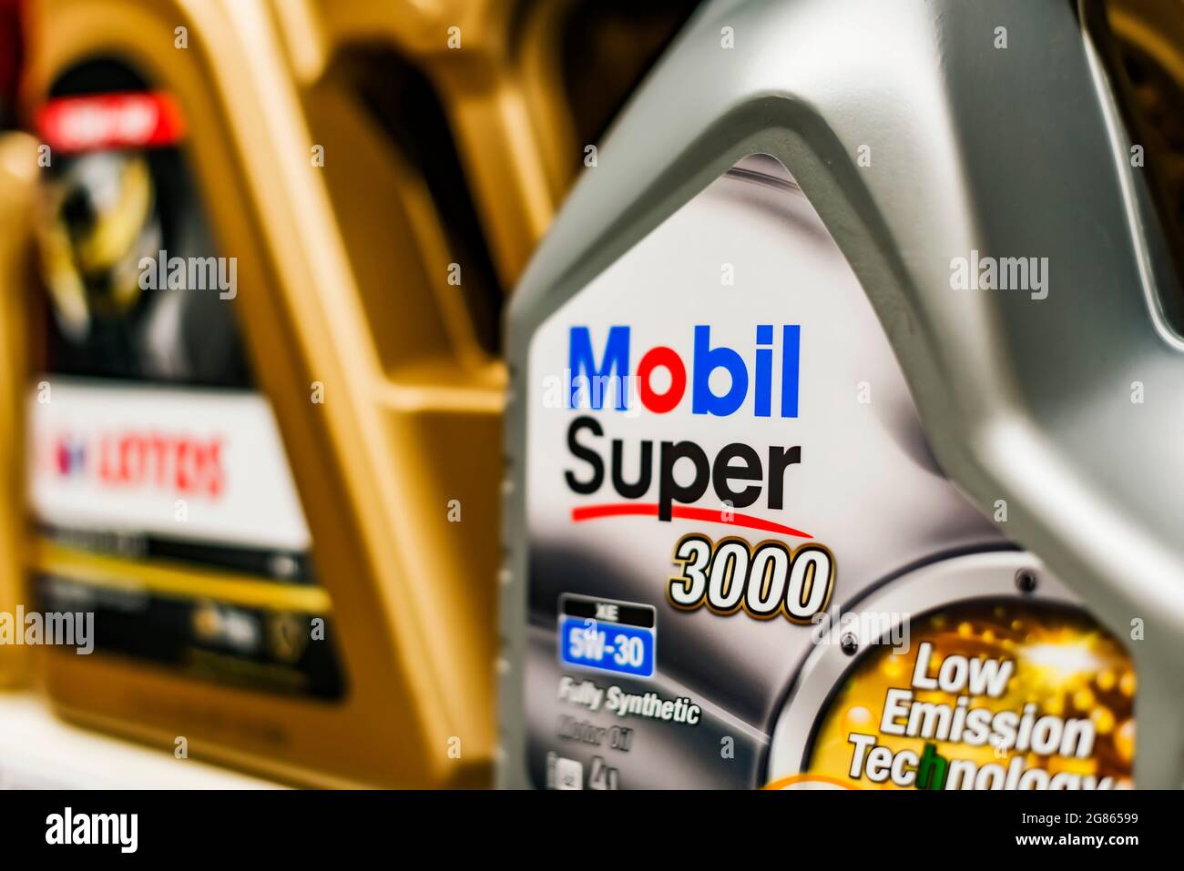 POZNAN, POL - Apr 28, 2021: Olio motore mobile Super messo in vendita in negozio Foto Stock