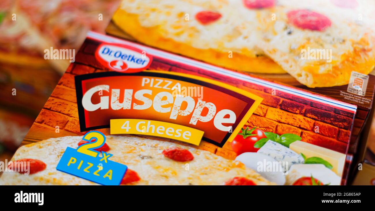 POZNAN, POL - Apr 13, 2021: Pizza Guseppe Dr Oetker in un supermercato frigorifero commerciale Foto Stock