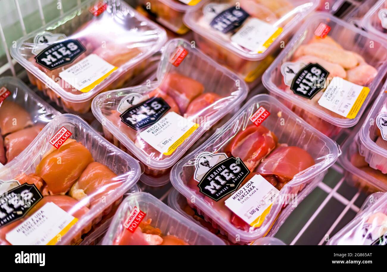 POZNAN, POL - Apr 13, 2021: Prodotti a base di carne messi in vendita in un supermercato frigorifero commerciale Foto Stock