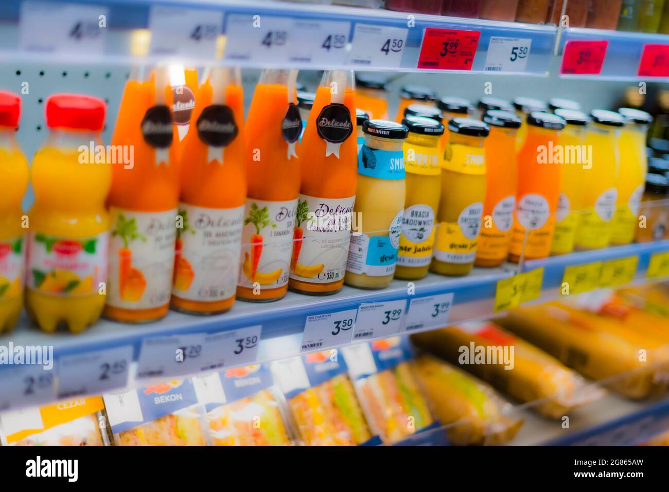 POZNAN, POL - Apr 16, 2021: Varietà di prodotti alimentari messi in vendita in frigorifero commerciale Foto Stock