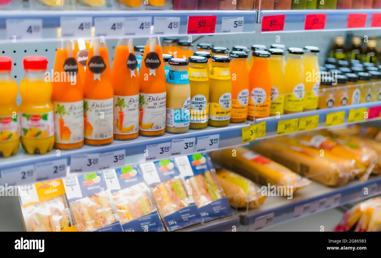 POZNAN, POL - Apr 16, 2021: Varietà di prodotti alimentari messi in vendita in frigorifero commerciale Foto Stock