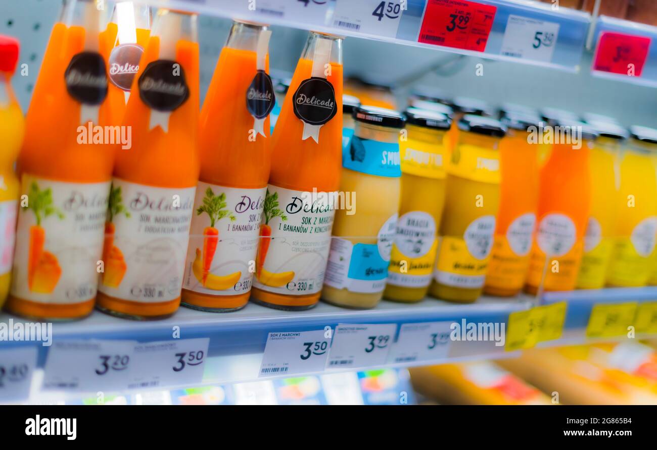 POZNAN, POL - Apr 16, 2021: Varietà di prodotti alimentari messi in vendita in frigorifero commerciale Foto Stock