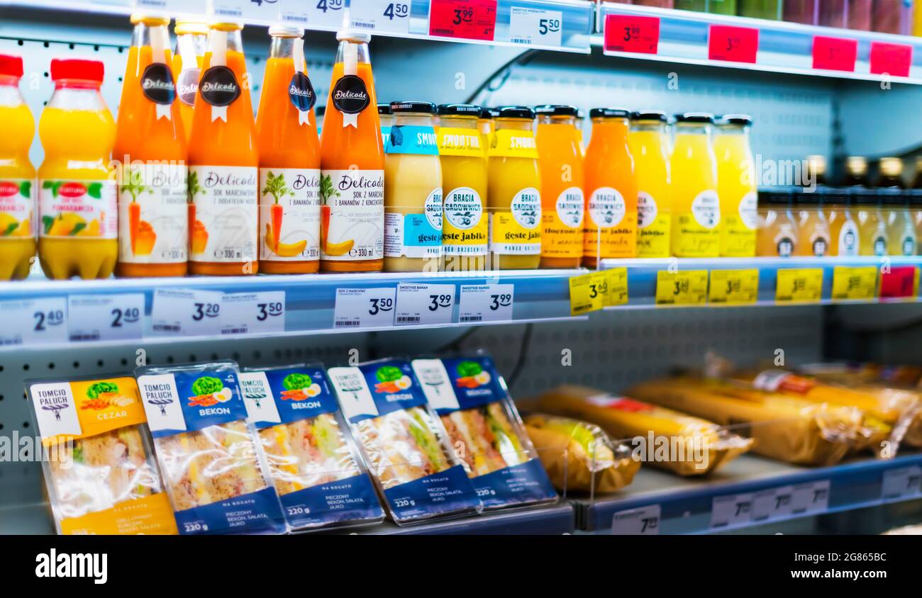 POZNAN, POL - Apr 16, 2021: Varietà di prodotti alimentari messi in vendita in frigorifero commerciale Foto Stock