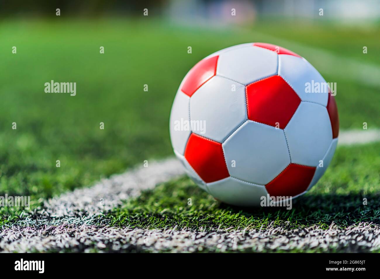 Palla da calcio in pelle sul campo da calcio. Foto Stock