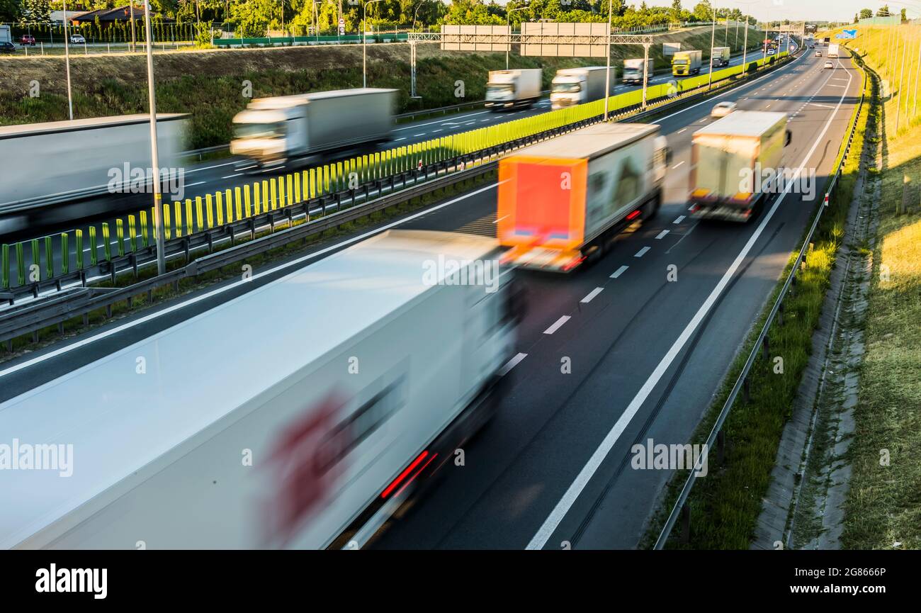 Autocarri su un'autostrada a sei corsie ad accesso controllato in Polonia. Foto Stock