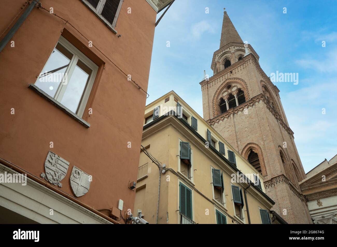 Mantova, Italia. 13 luglio 2021. Particolare degli stemmi del comune con Virgil sulle pareti di una casa nel centro della città Foto Stock