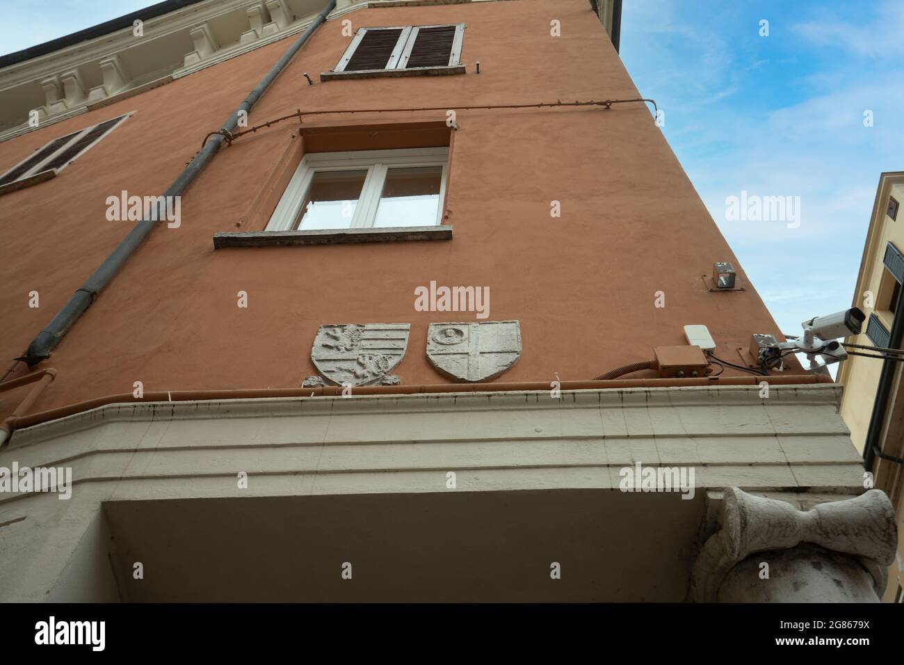 Mantova, Italia. 13 luglio 2021. Particolare degli stemmi del comune con Virgil sulle pareti di una casa nel centro della città Foto Stock