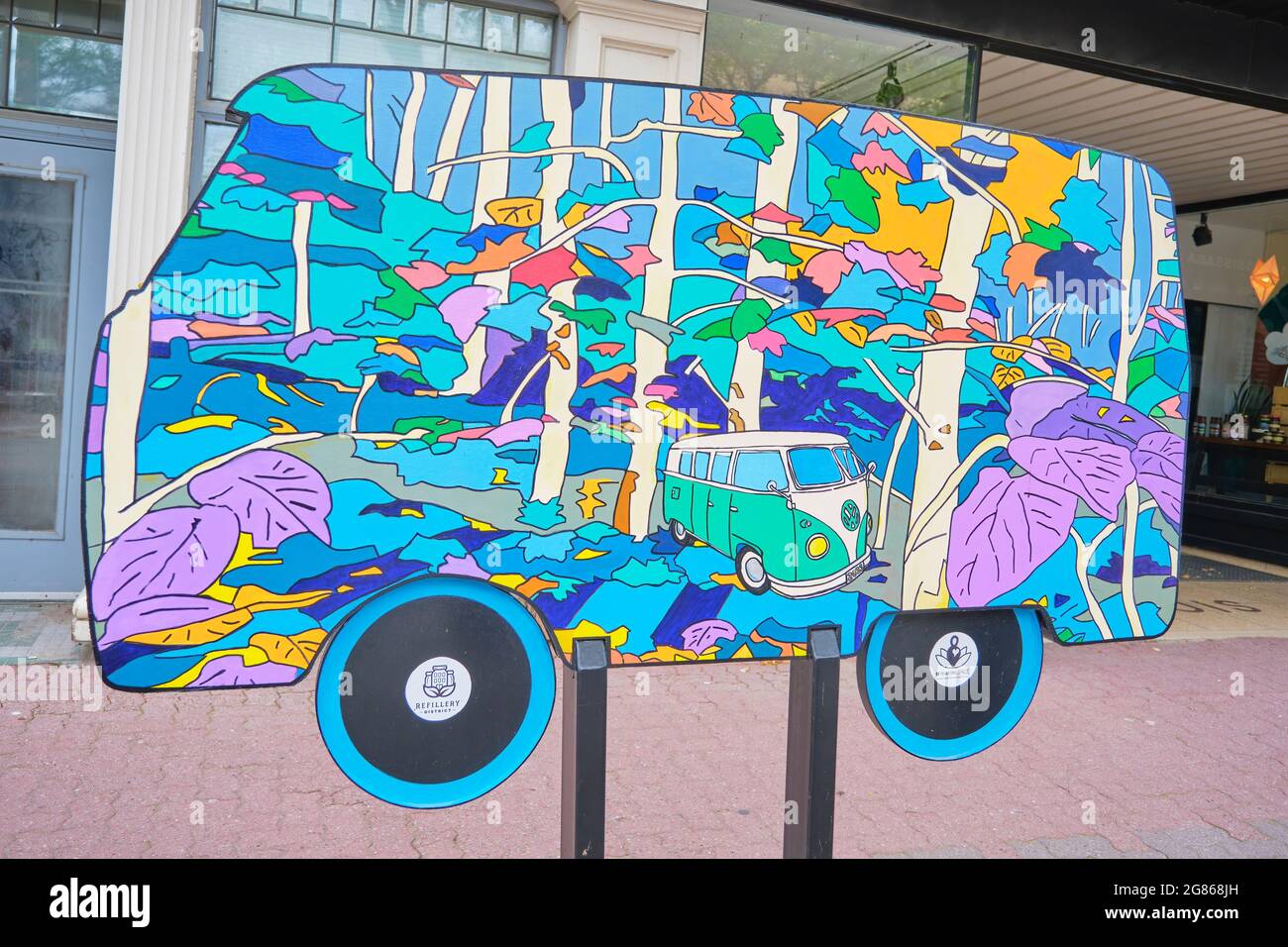 Streets Alive è un programma artistico annuale dell'Orillia e del District Arts Council. Il tema 2021 di Hippie Vans e segni di Pace onora il 60 anno l Foto Stock