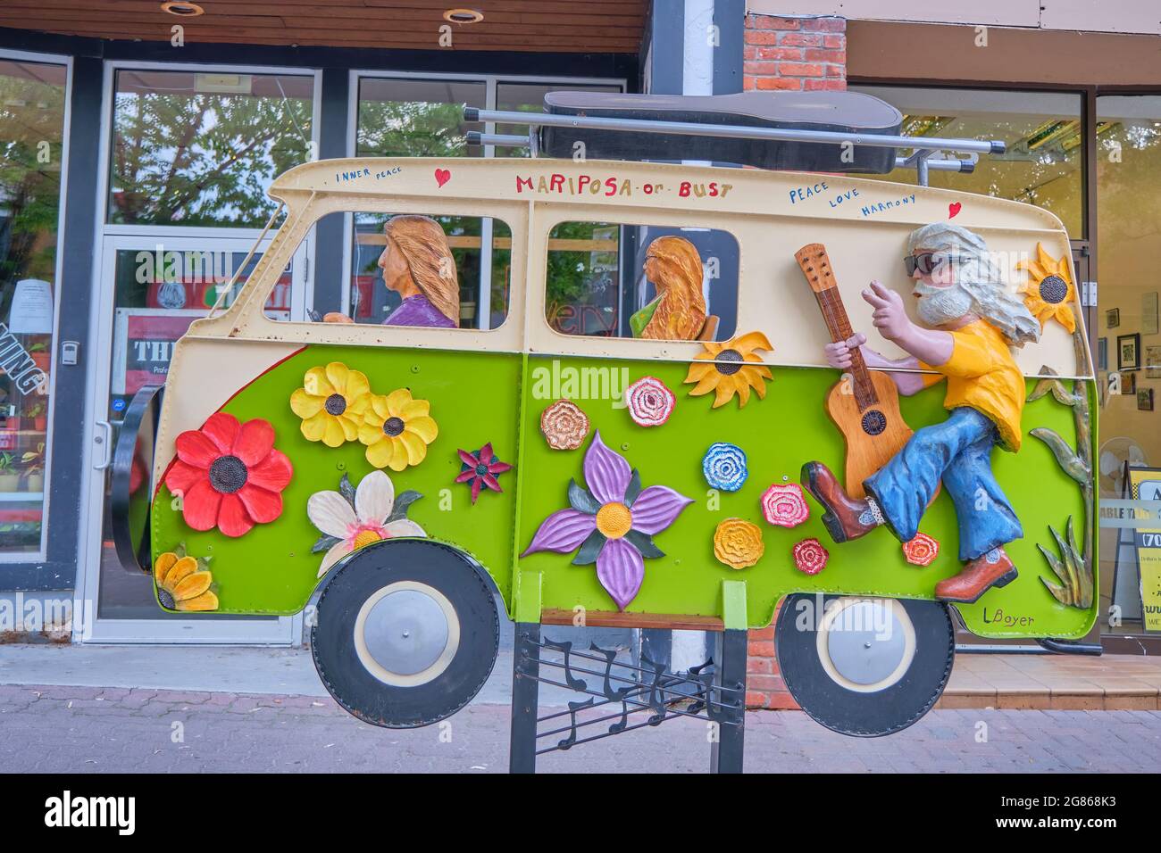 Streets Alive è un programma artistico annuale dell'Orillia e del District Arts Council. Il tema 2021 di Hippie Vans e segni di Pace onora il 60 anno l Foto Stock