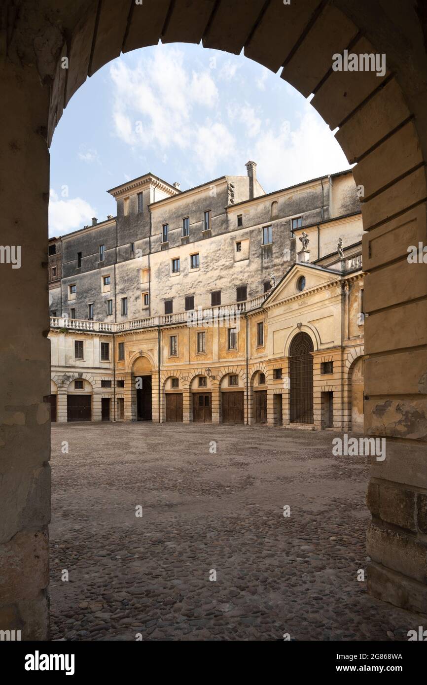 Mantova, Italia. 13 luglio 2021. Vista di Piazza Castello nel centro della città Foto Stock
