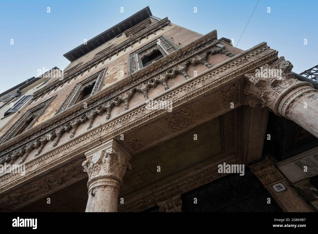 Mantova, Italia. 13 luglio 2021. Vista sull'antica casa del mercante nel centro della città Foto Stock