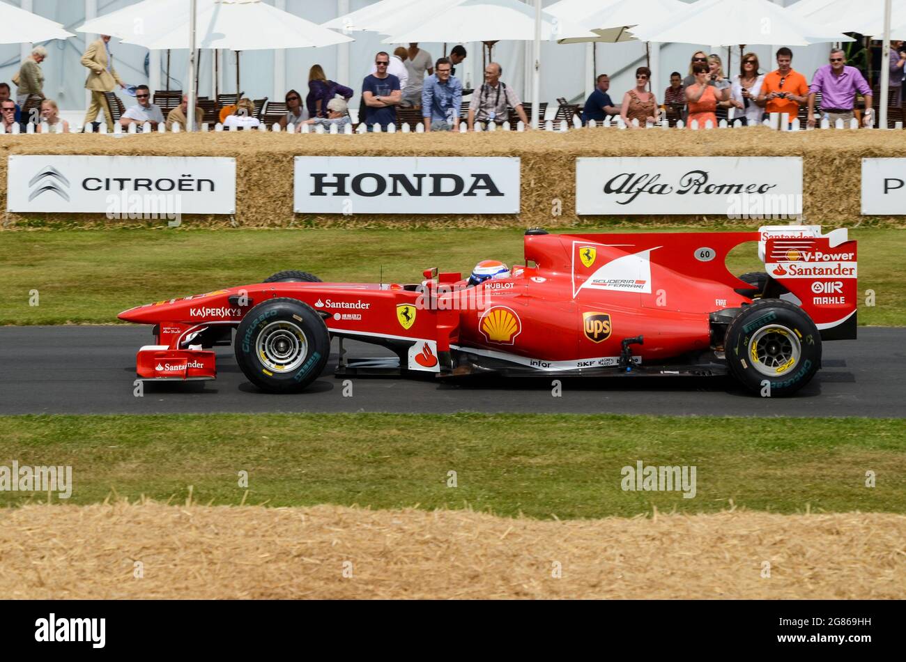 Ferrari F10 Formula 1, auto da corsa Grand Prix che guida sulla salita al Goodwood Festival of Speed 2013. Versione coperchio motore pinna di squalo Foto Stock