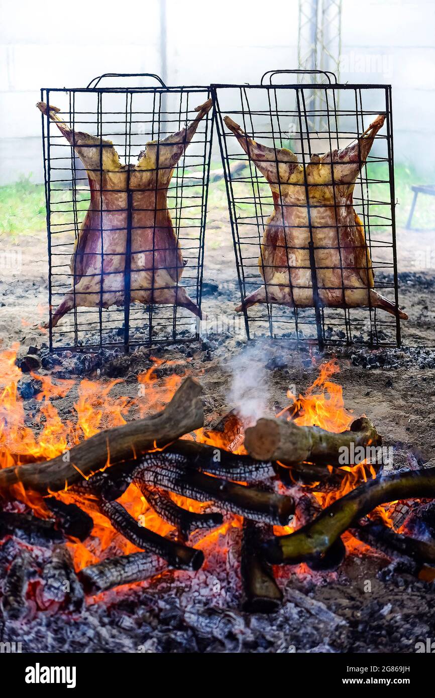 Agnello allo spiedo, cucina tradizionale argentina, provincia la Pampa, Patagonia, Argentina. Foto Stock