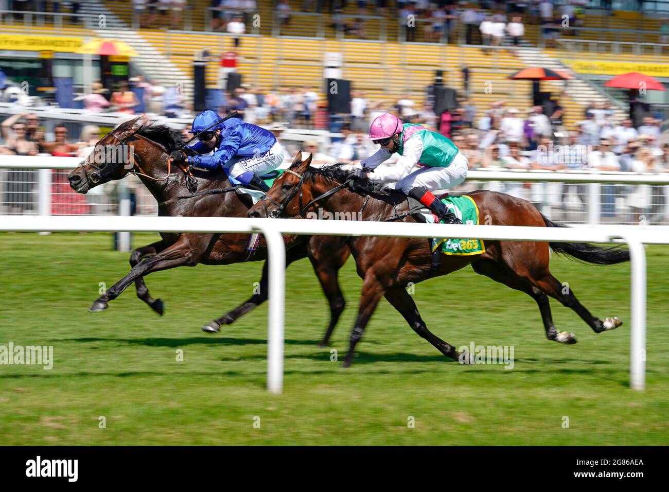 Marco Ghiani riding Real World vince il bet365 Stakes all'ippodromo di Newbury. Foto Stock