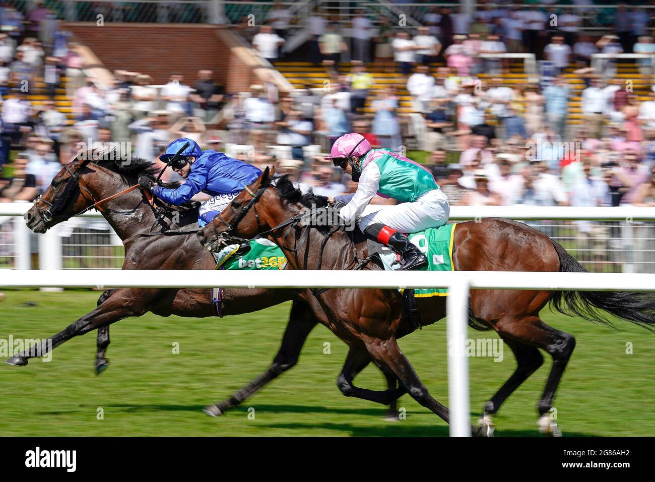 Marco Ghiani riding Real World vince il bet365 Stakes all'ippodromo di Newbury. Foto Stock
