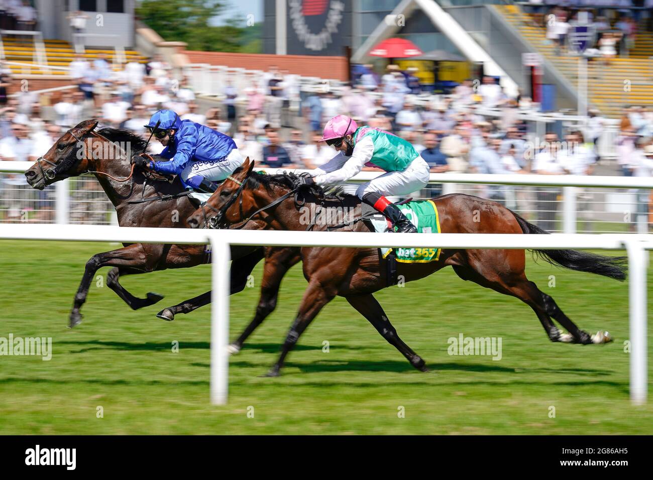 Marco Ghiani riding Real World vince il bet365 Stakes all'ippodromo di Newbury. Foto Stock