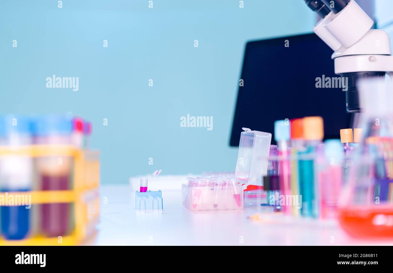 Laboratorio di ricerca genetica. Le piastre PCR e pipette multicanale Foto Stock