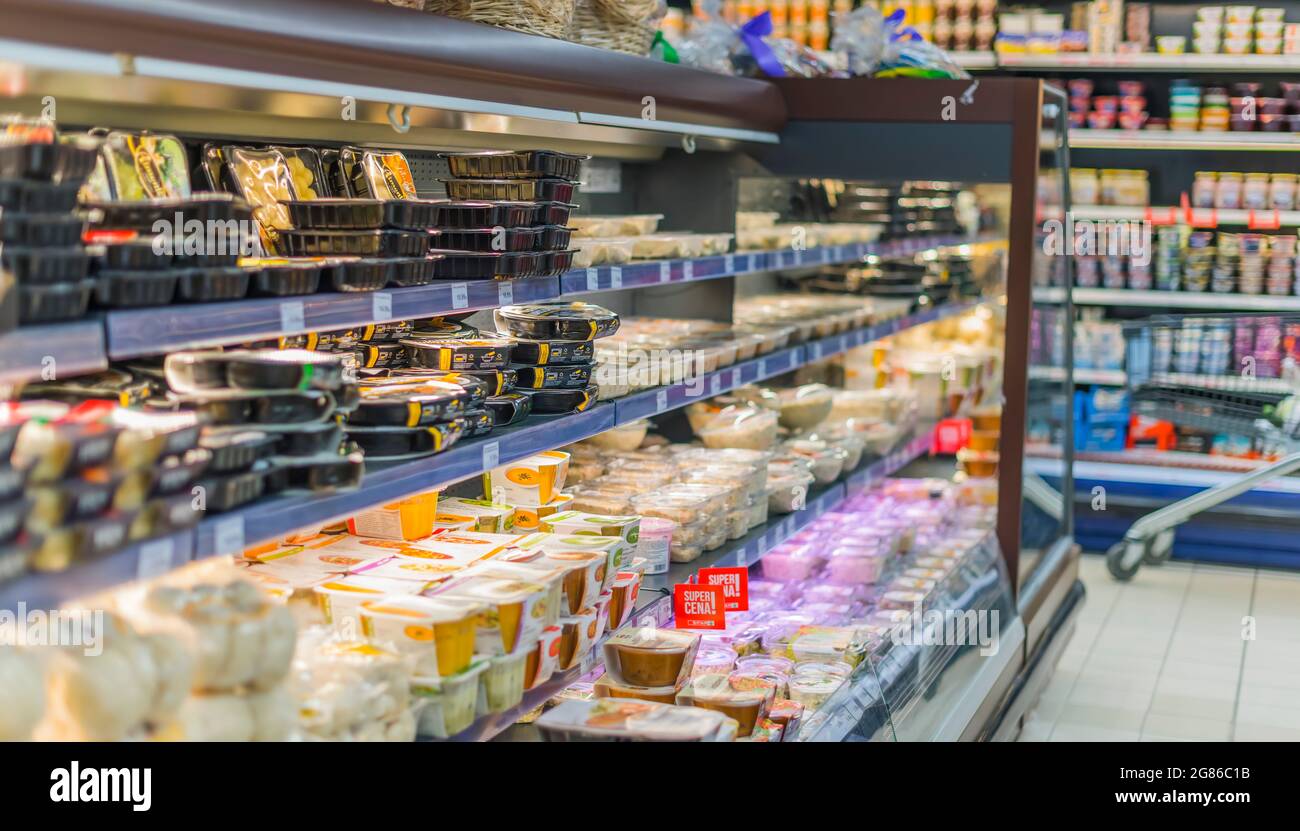 POZNAN, POL - 22 GIU 2021: Prodotti alimentari messi in vendita in frigorifero commerciale Foto Stock