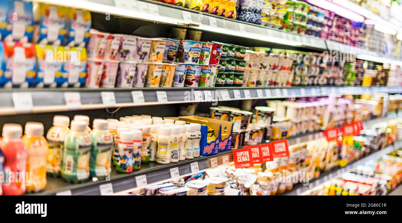 POZNAN, POL - 22 GIU 2021: Prodotti alimentari messi in vendita in frigorifero commerciale Foto Stock