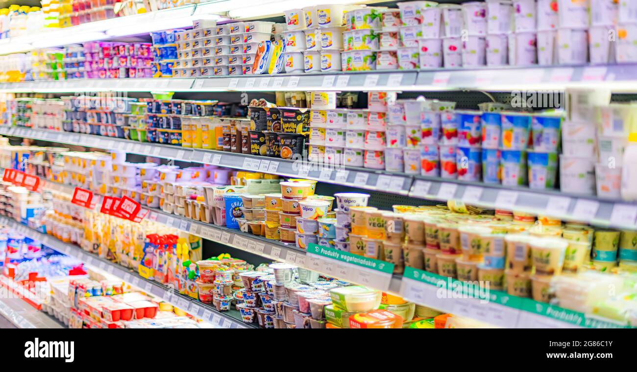 POZNAN, POL - 22 GIU 2021: Prodotti alimentari messi in vendita in frigorifero commerciale Foto Stock