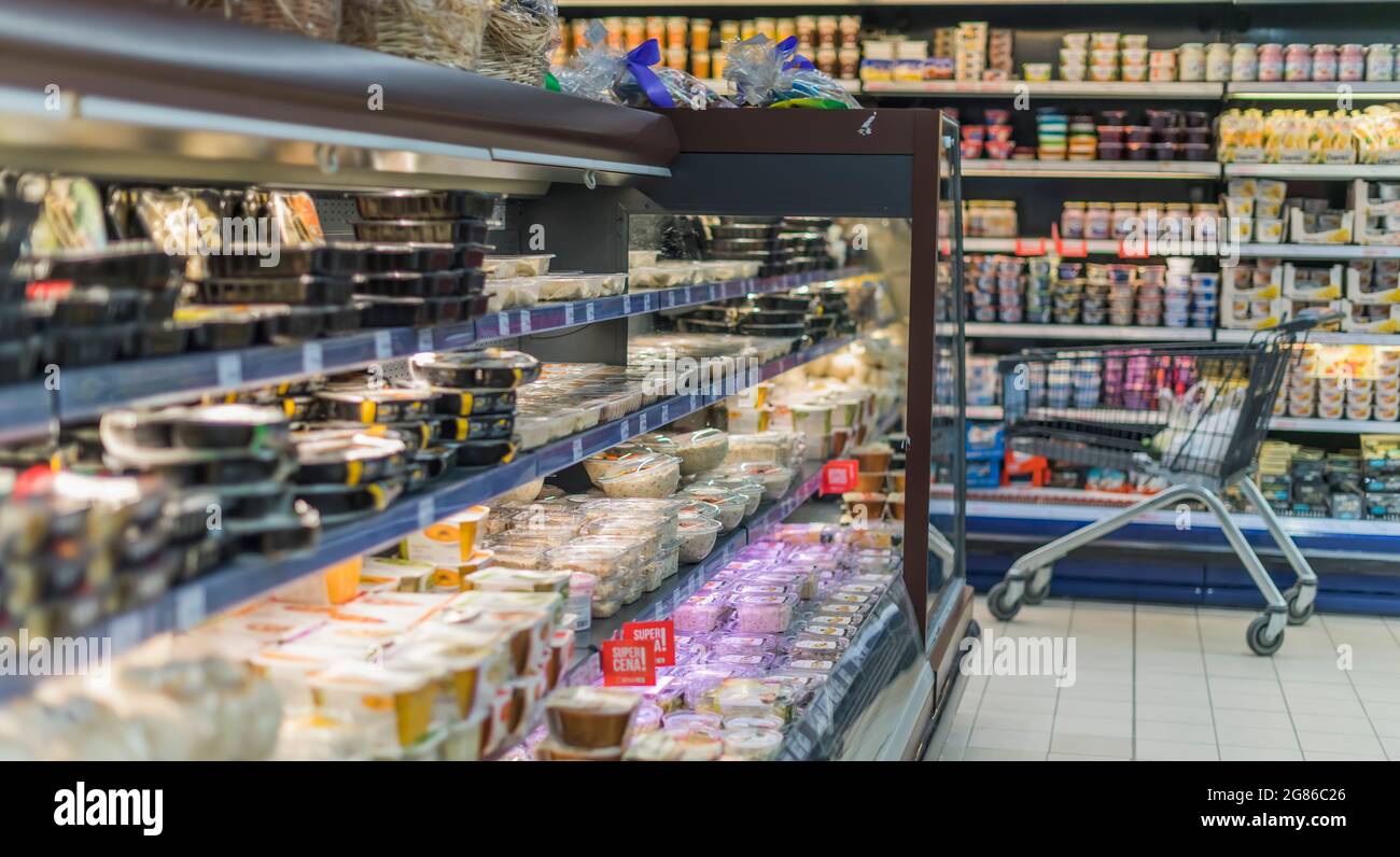 POZNAN, POL - 22 GIU 2021: Prodotti alimentari messi in vendita in frigorifero commerciale Foto Stock