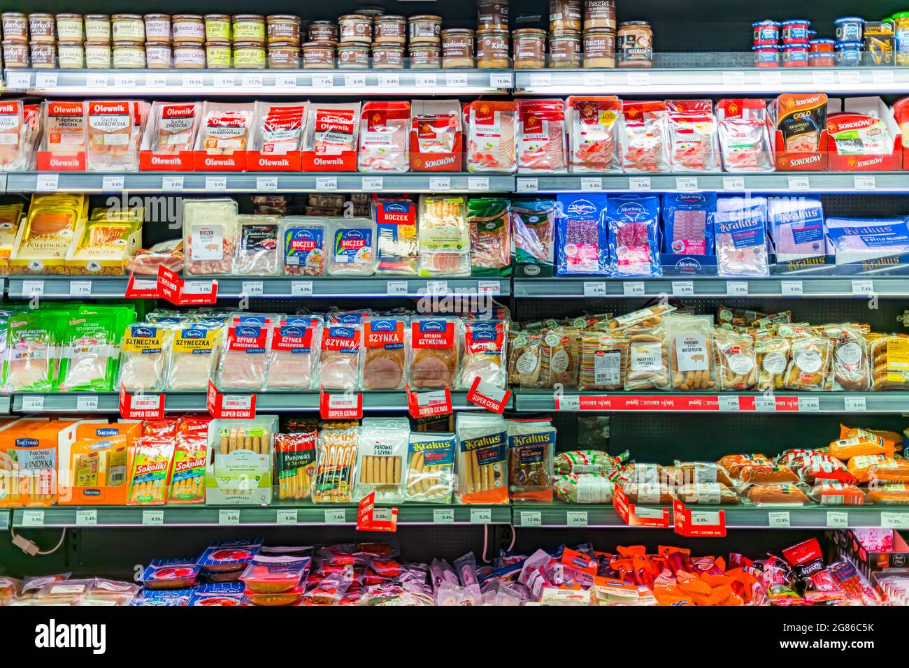 POZNAN, POL - 22 GIU 2021: Prodotti alimentari messi in vendita in frigorifero commerciale Foto Stock