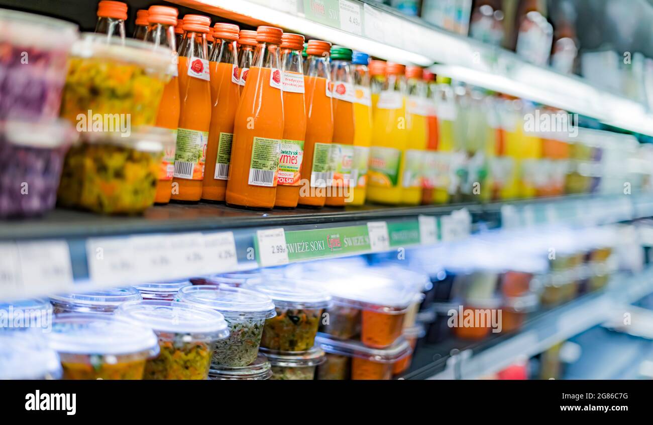 POZNAN, POL - 22 GIU 2021: Varietà di prodotti di bevande fredde messi in vendita in un frigorifero commerciale Foto Stock