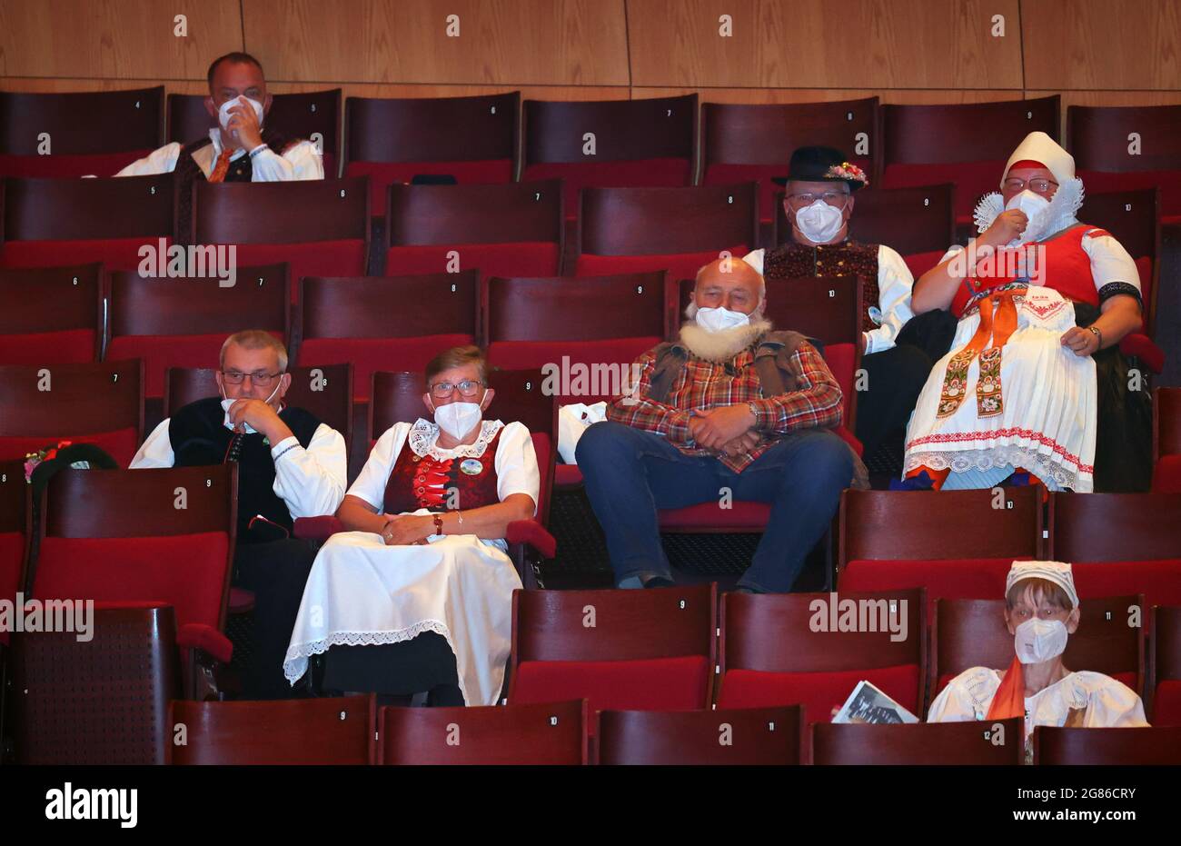 Monaco, Germania. 17 luglio 2021. I visitatori del Sudeten German Day, alcuni dei quali vestiti in costume tradizionale, si siedono nelle file del Gasteig. Credit: Karl-Josef Hildenbrand/dpa/Alamy Live News Foto Stock