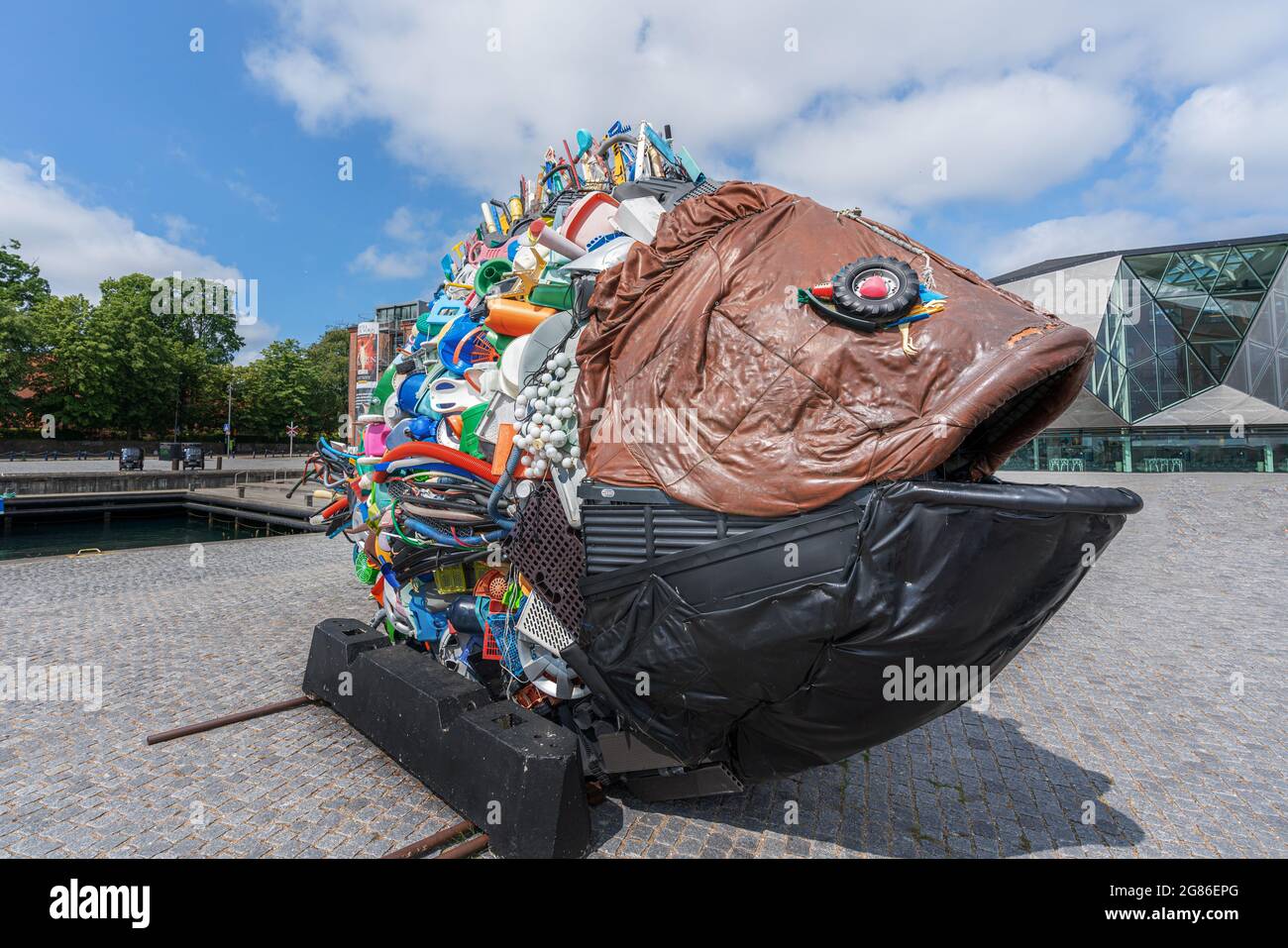 Sculture di pesce spazzatura fatto di spazzatura a King's Quay opera di Hideaki Shibata (aka Yodo-Tech), 2014 - Helsingor, Danimarca Foto Stock