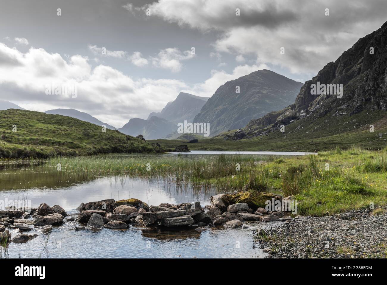 Destinazione remota Scozia - Causeway tra Fionn Loch e Dubh Locha Foto Stock