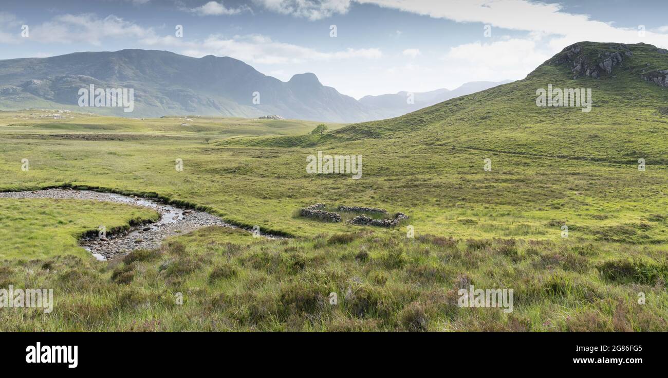 Destinazione remota Scozia - Causeway tra Fionn Loch e Dubh Locha Foto Stock