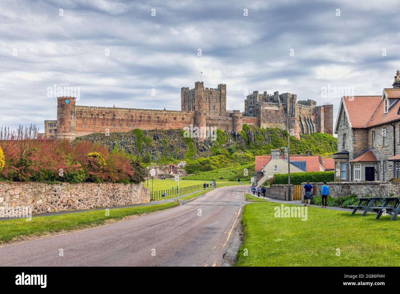 Si affaccia su Front Street nell'affascinante villaggio di Bambburgh, con il maestoso Castello di Bambburgh sullo sfondo. Foto Stock