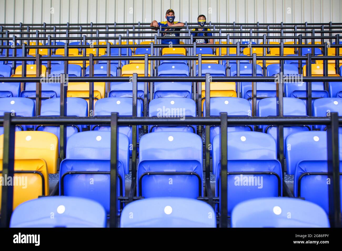 I tifosi dell'AFC Wimbledon si siedono all'interno del terreno prima della partita pre-stagione a Plough Lane, Londra. Foto Stock