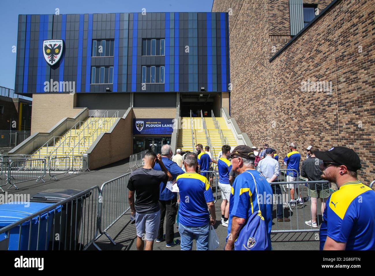 I tifosi dell'AFC Wimbledon si accodano fuori dal campo prima della partita pre-stagione a Plough Lane, Londra. Foto Stock