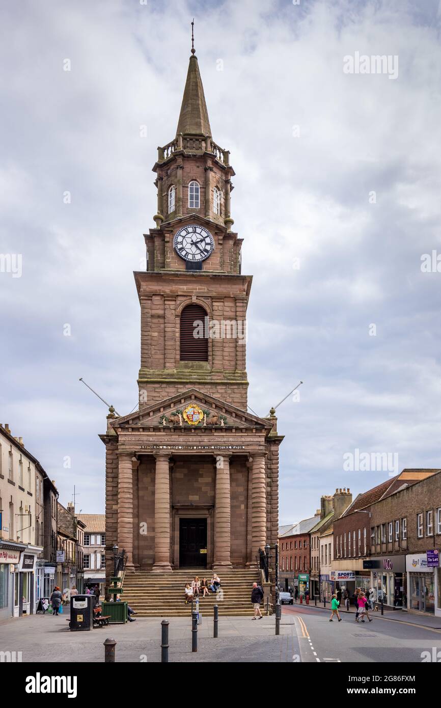 Municipio e la torre dell'orologio del 18 ° secolo a Berwick upon Tweed, Northumberland, Inghilterra, Regno Unito. Foto Stock
