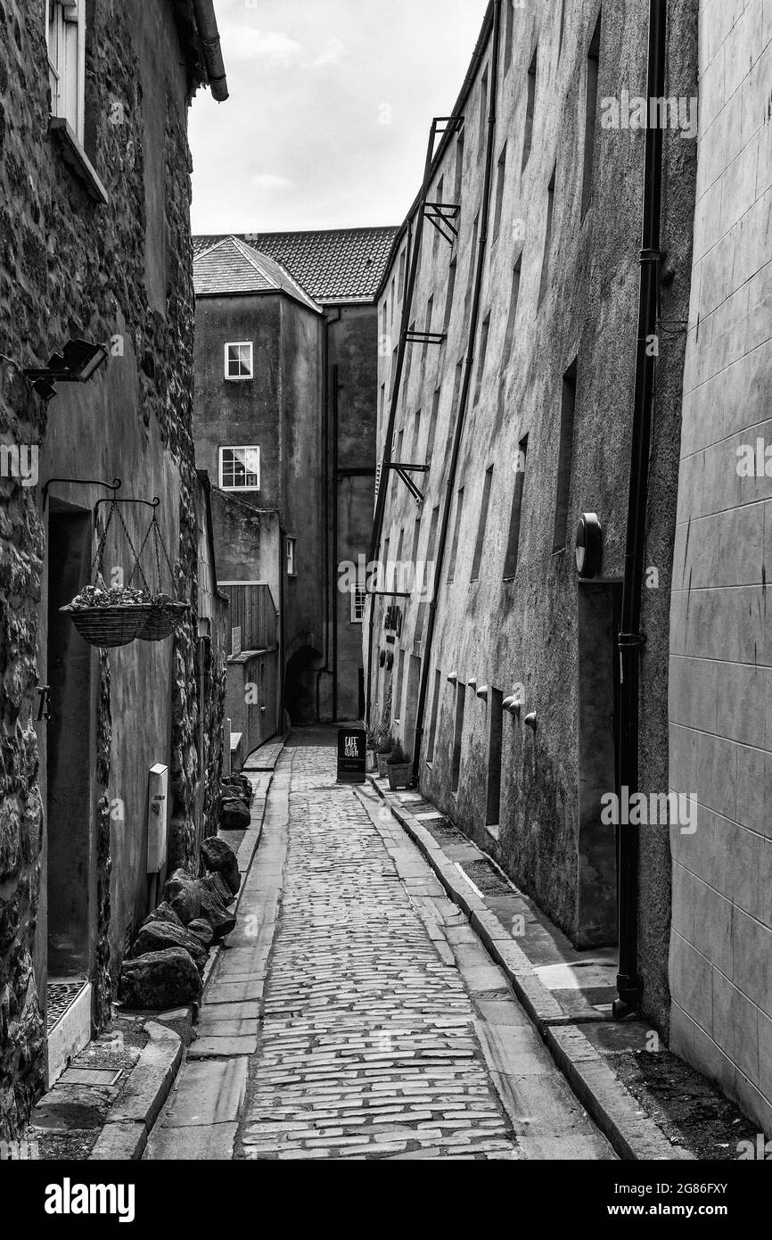 L'edificio pendente dell'Associazione Ostello della Gioventù in Dewar's Lane, Berwick-upon-Tweed, Northumberland, Regno Unito. Basato sul disegno a matita di L.S. Lowry. Foto Stock